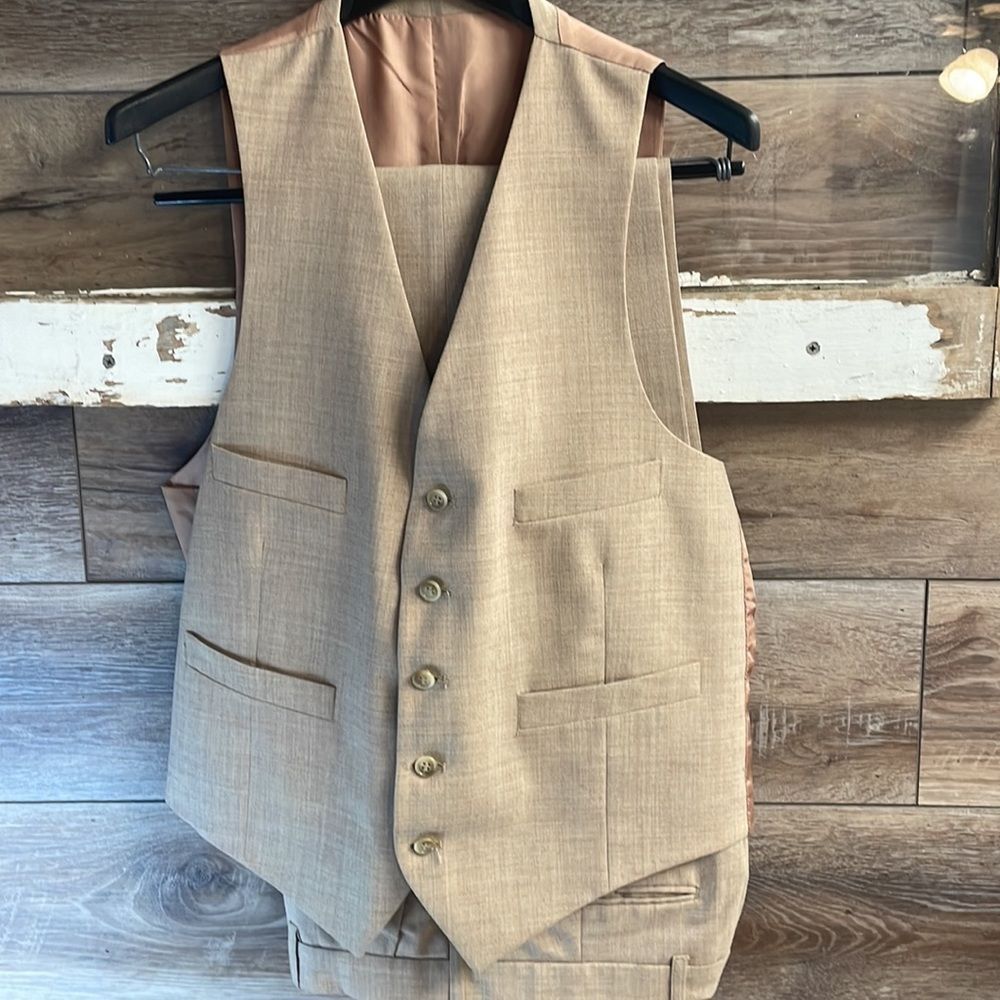 Men’s 3 pc Tan Dress Suit Size 42R, Made in Poland - Picture 7 of 13